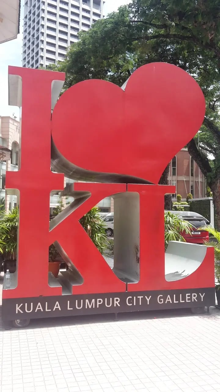 Großes rotes Kunstwerk mit dem Buchstaben „I (Herz) KL“ auf dem Campus der Monash University Malaysia.