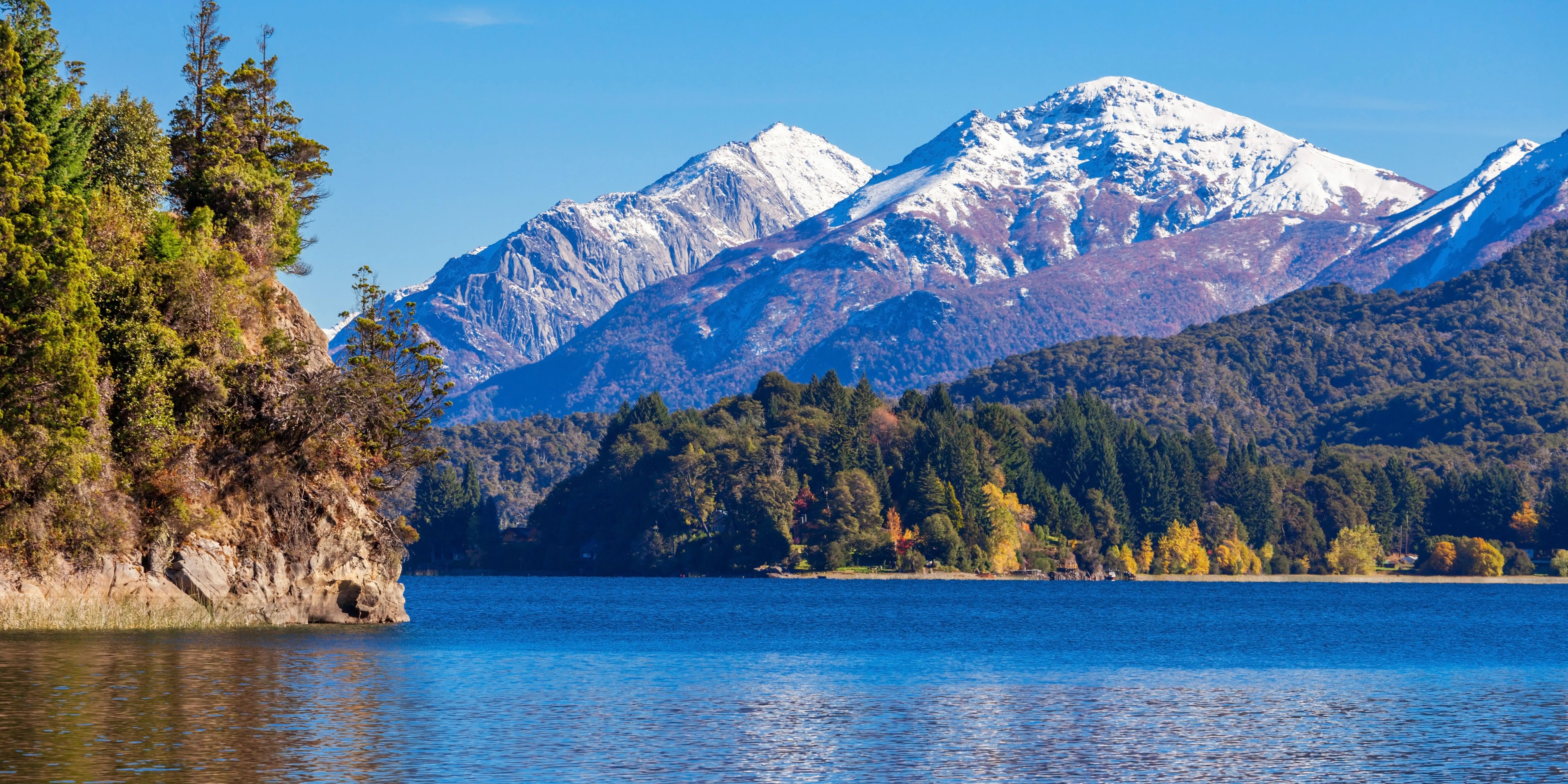 Die Natur Argentiniens abgebildet durch beschneite Berge und einem See