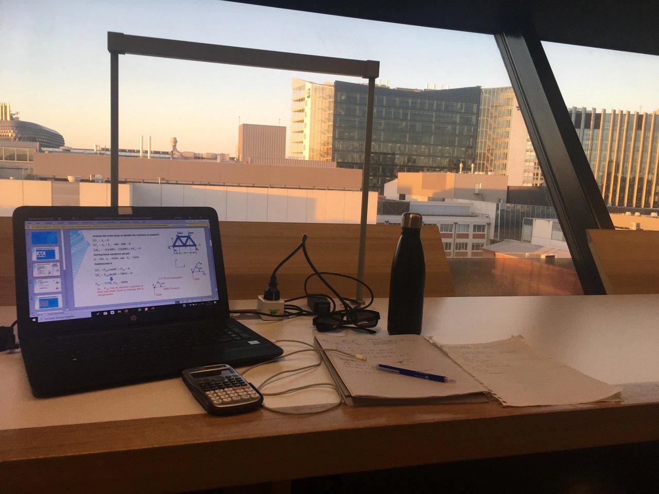 Studienplatz mit Laptop und Notizen in der Bibliothek der University of South Australia.