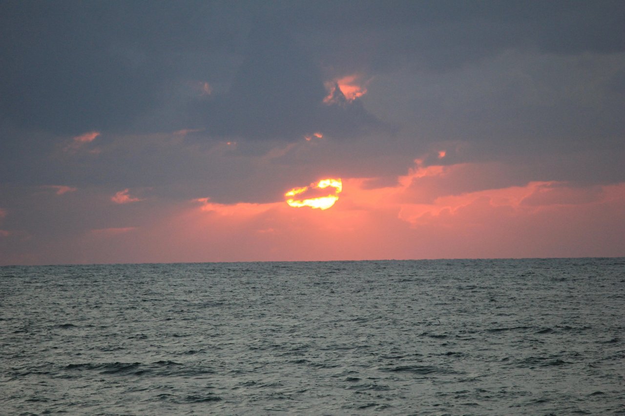 Sonnenaufgang an der Küste in Adelaide.