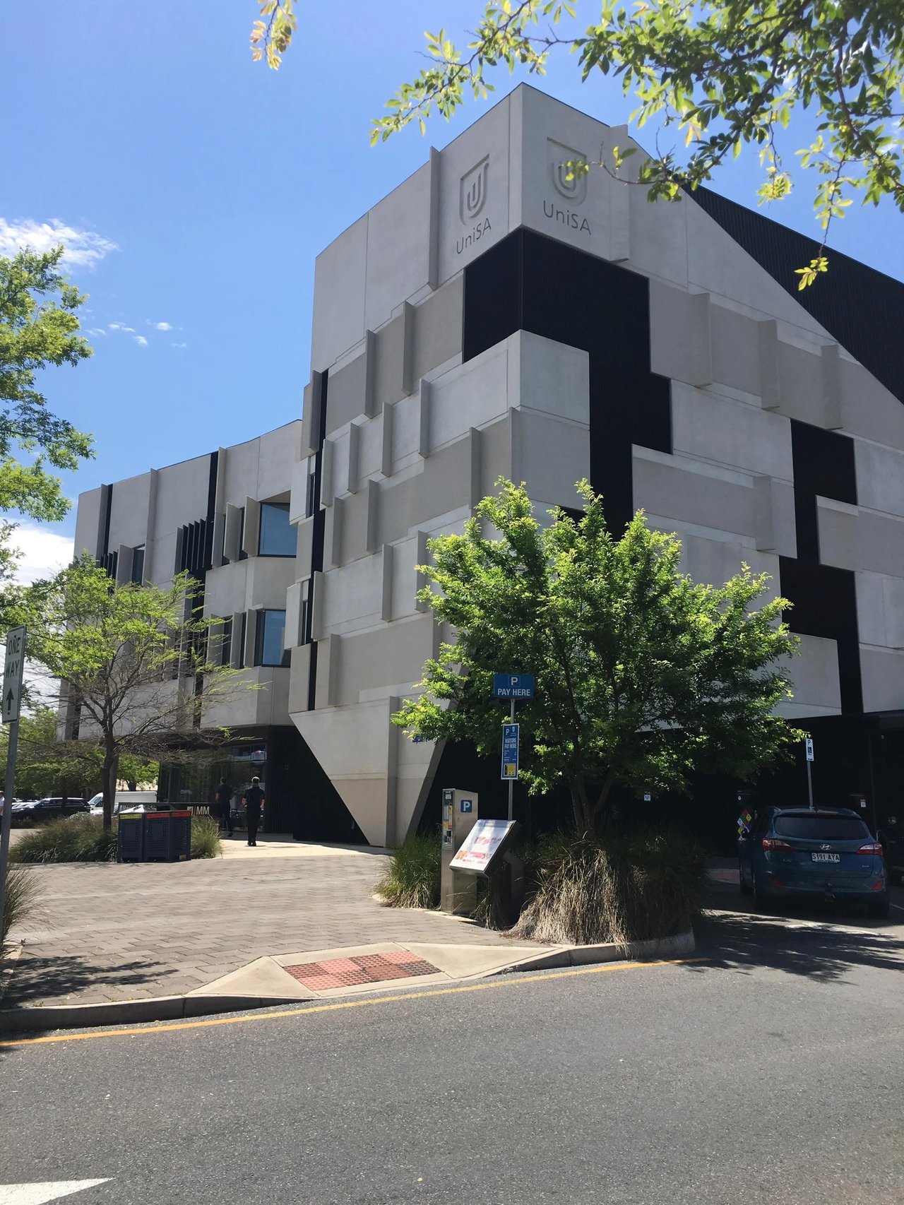 Modernes Gebäude auf dem Campus der University of South Australia in Adelaide.