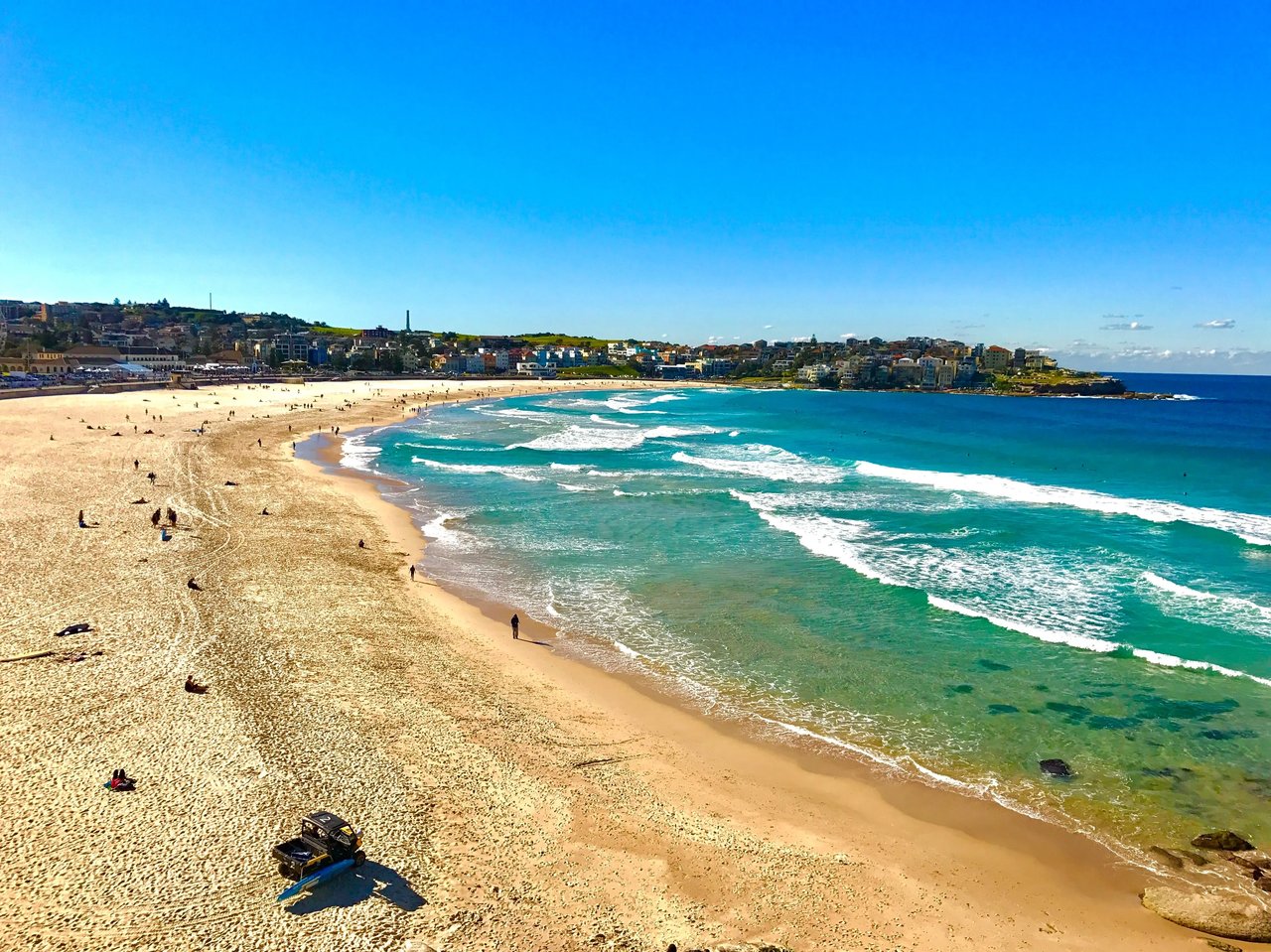Bondi Beach, Sandstrand und türkisfarbenes Meer an der Küste von Australien.