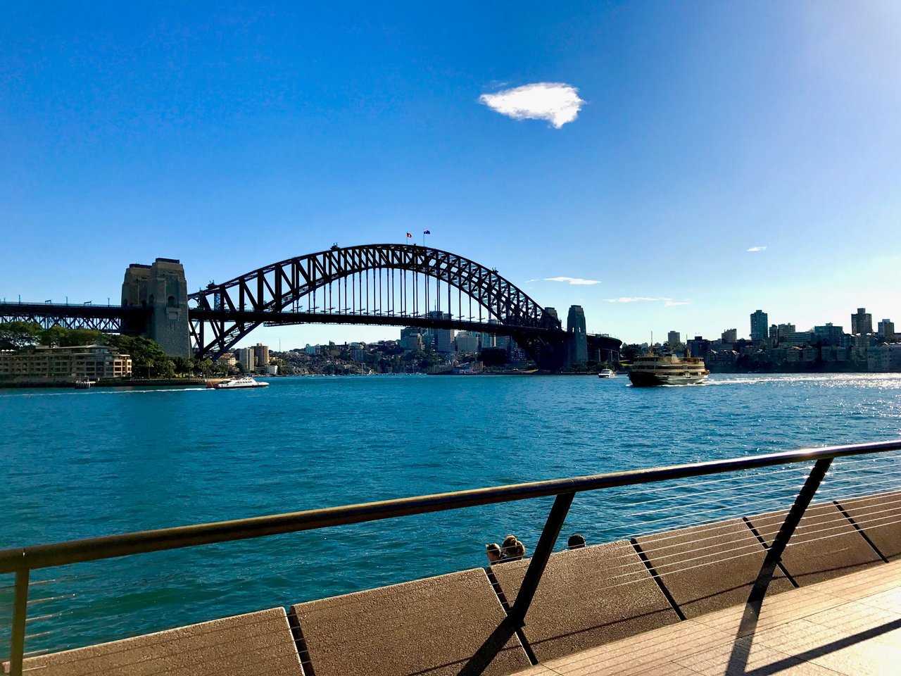 Sydney Harbour Bridge bei klarem Wetter in Australien.