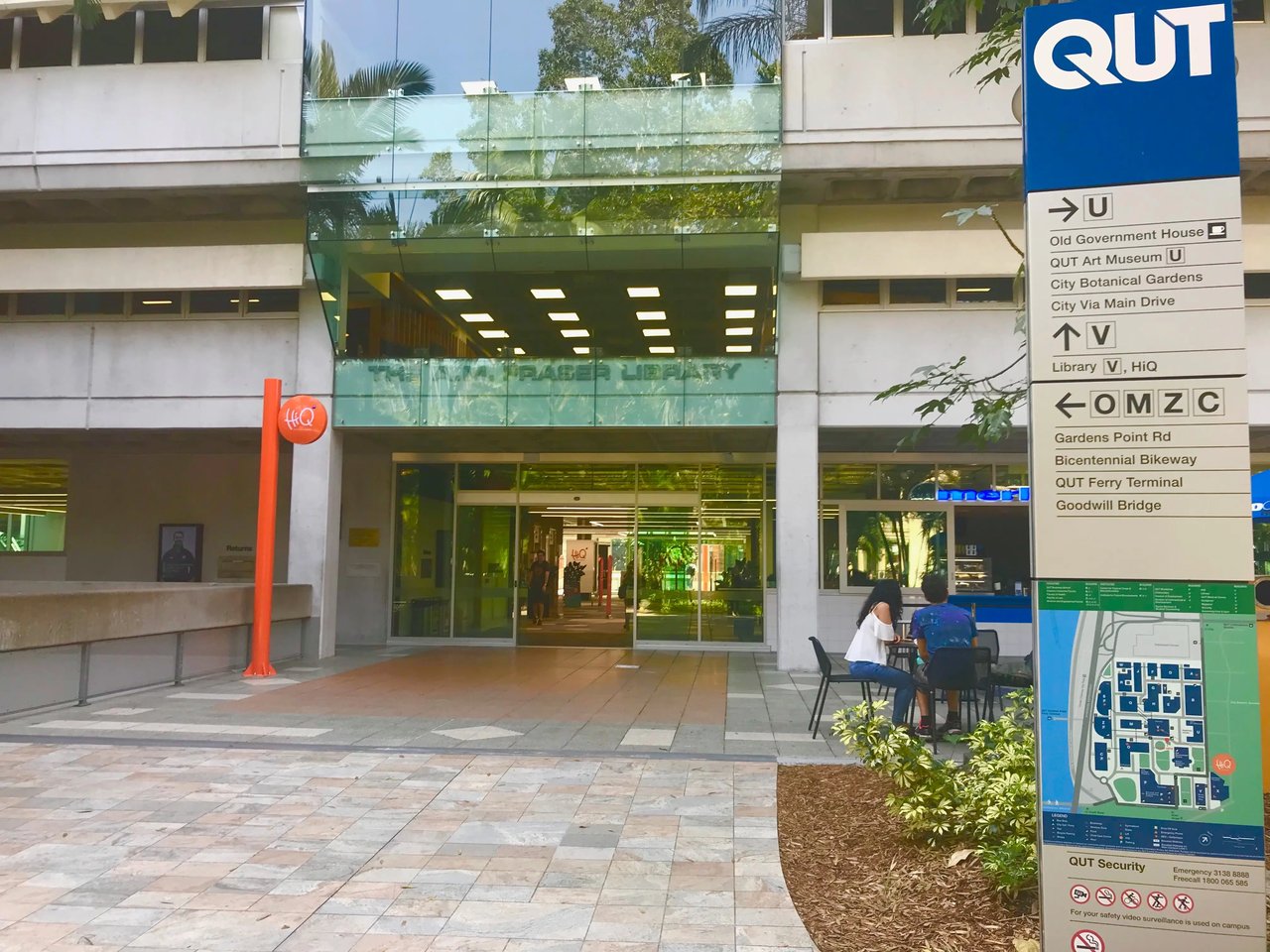 Eingangsbereich der Queensland University of Technology mit dem Uni-Logo.