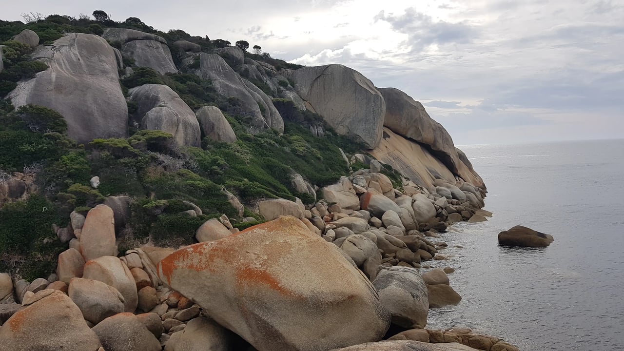 Fairy Cove, eine Felsformationen am Meer in Australien.