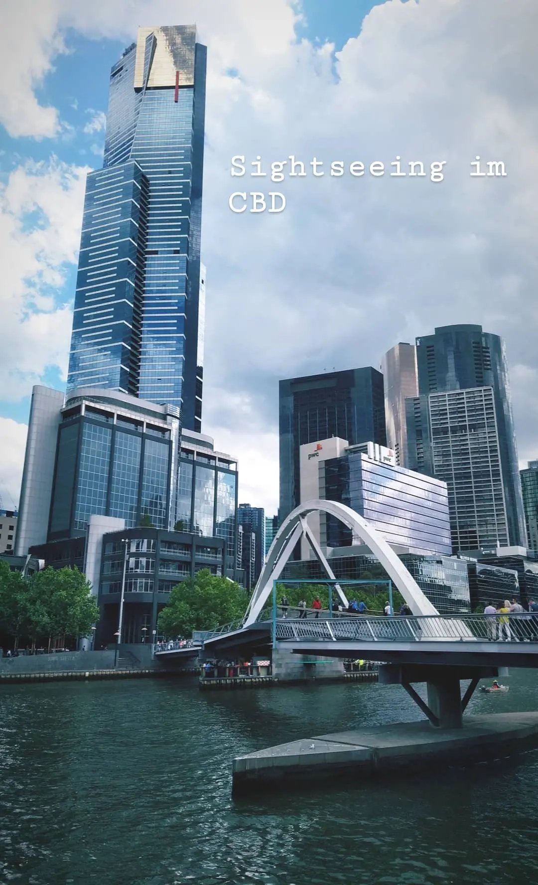 Skyline von Melbourne mit modernen Hochhäusern und einer Brücke.