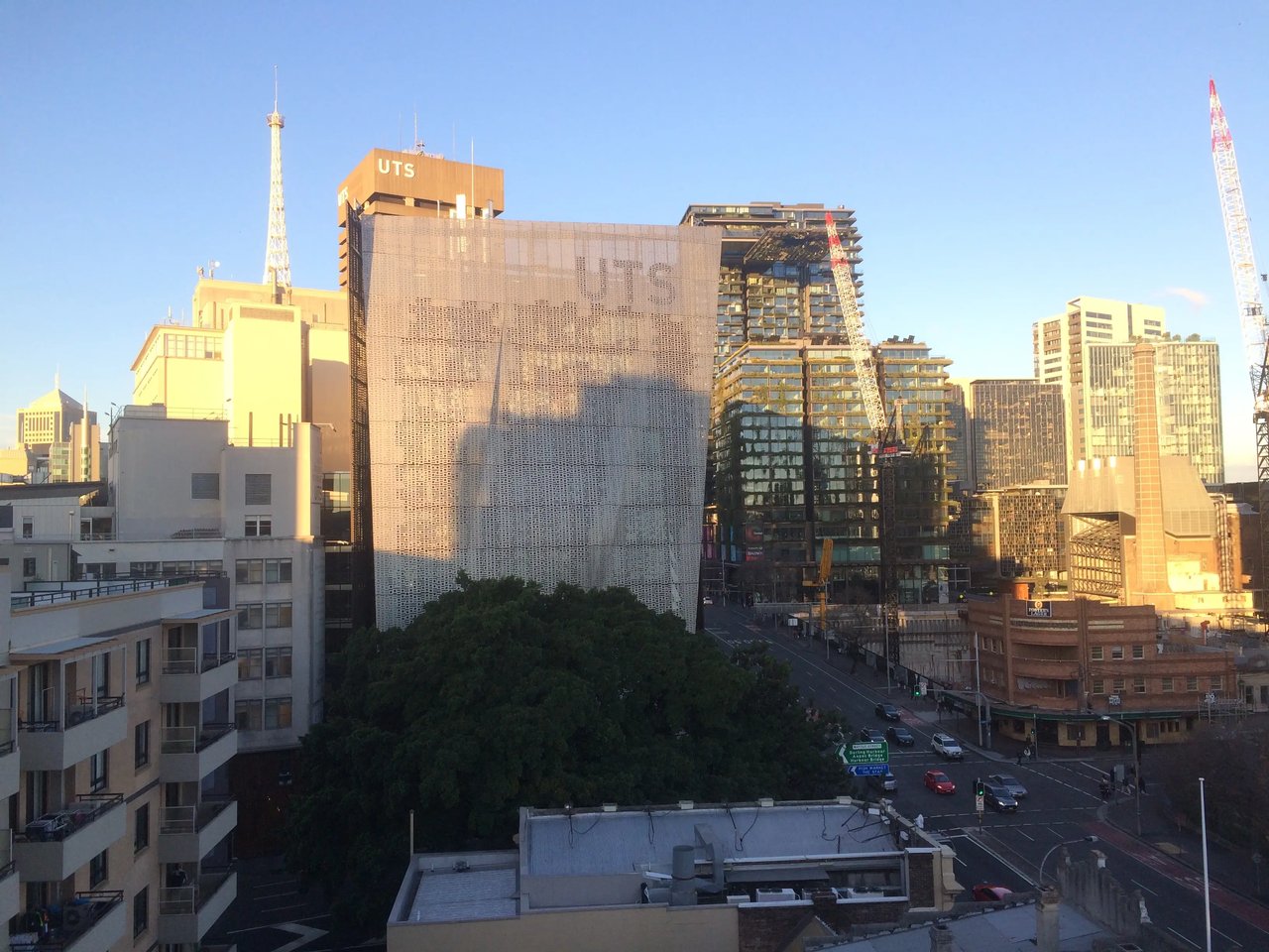 Blick auf die Skyline von Sydney mit dem markanten University of Technology Sydney Technisches-Gebäude im Vordergrund.