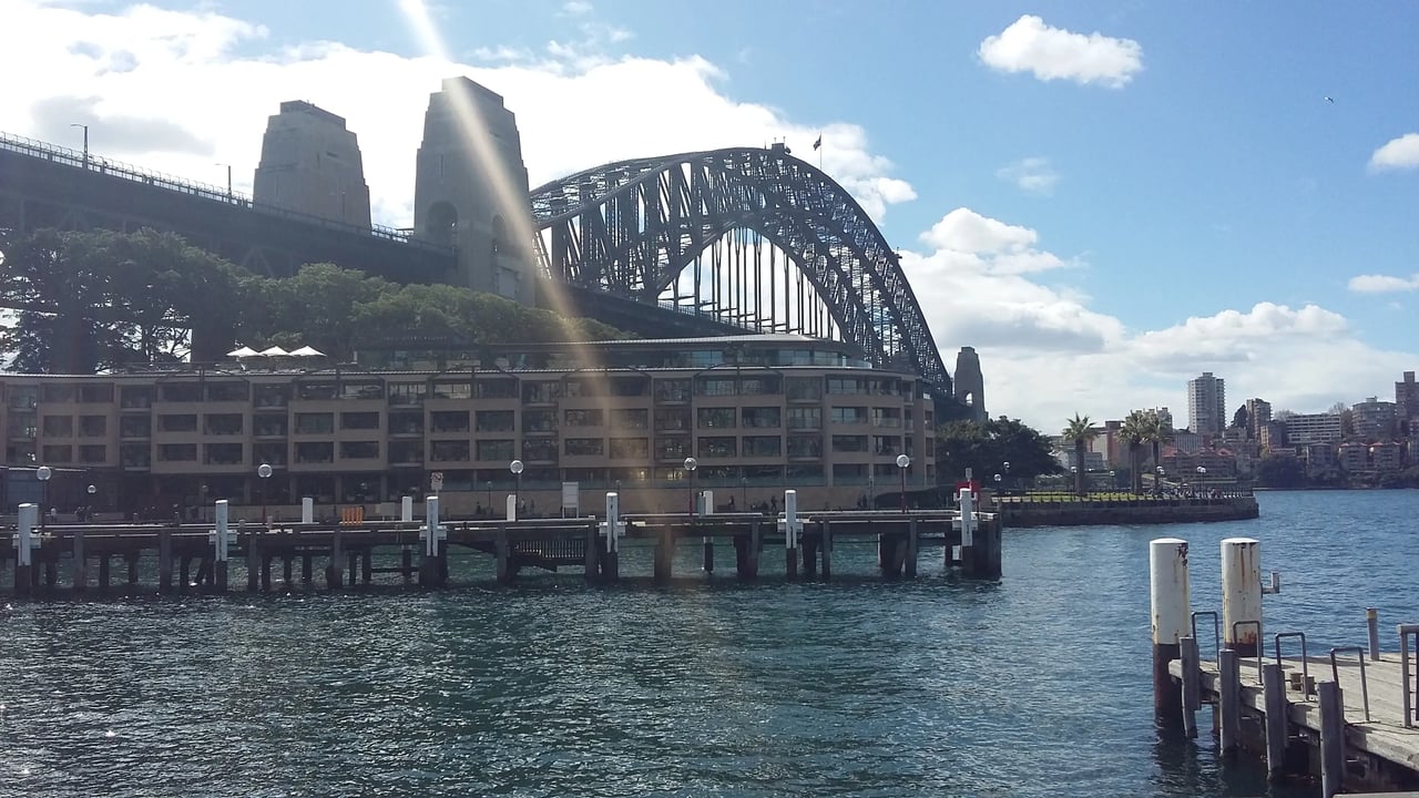 Blick auf die Sydney Harbour Bridge vom Wasser aus bei sonnigem Wetter.