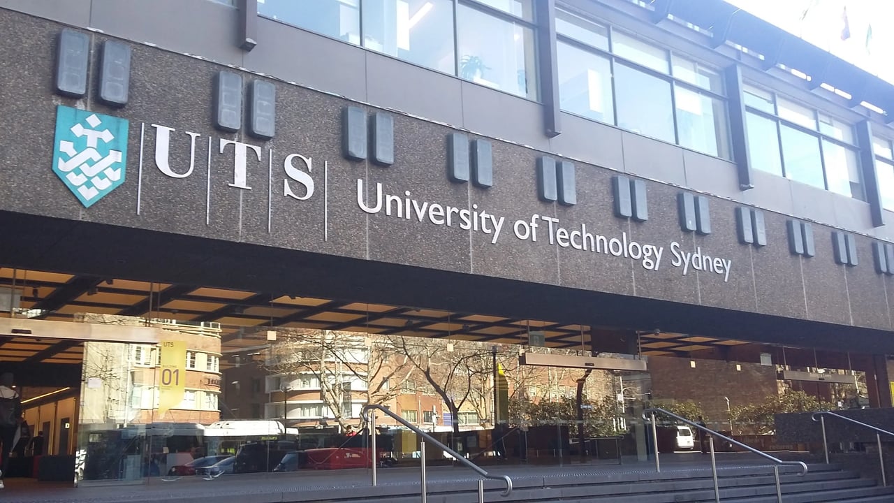 Eingang zur University of Technology Sydney mit dem Logo der Universität.