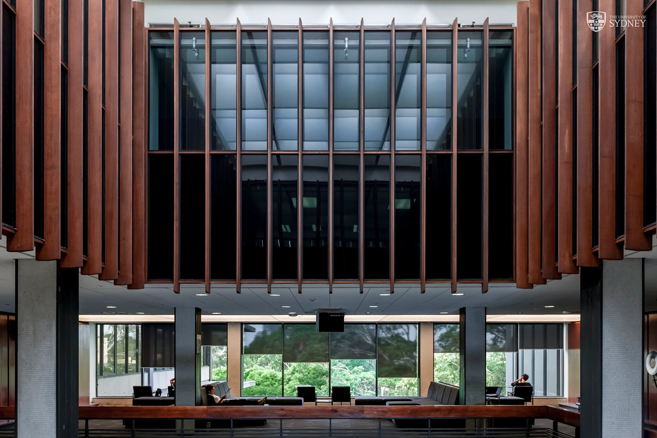 Modernes Universitätsgebäude der University of Sydney mit einer offenen Architektur, hohen Glasfronten und Holzelementen im Innenbereich.