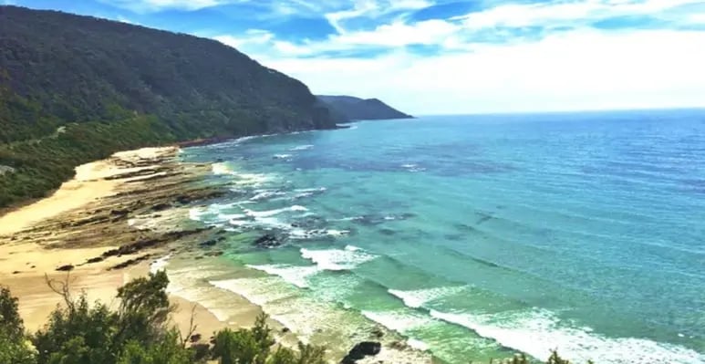 Atemberaubender Ausblick auf die Küstenlandschaft von Sydney mit Sandstrand und blauem Meer.
