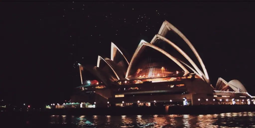 Beleuchtetes Sydney Opera House bei Nacht, eine der ikonischsten Sehenswürdigkeiten Australiens.