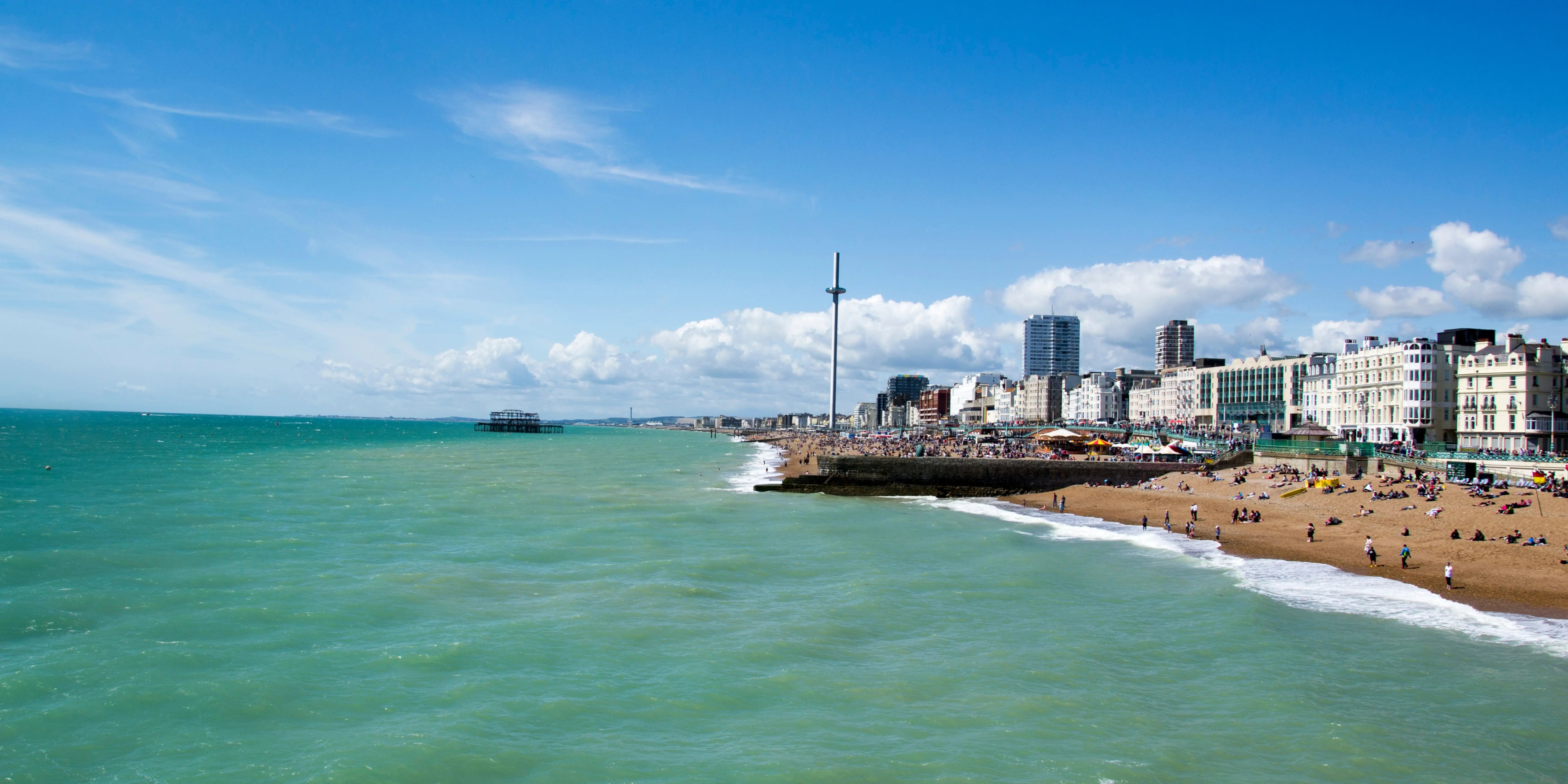 Panoramablick auf den Brighton Beach in England mit Meer, Promenade und der Skyline