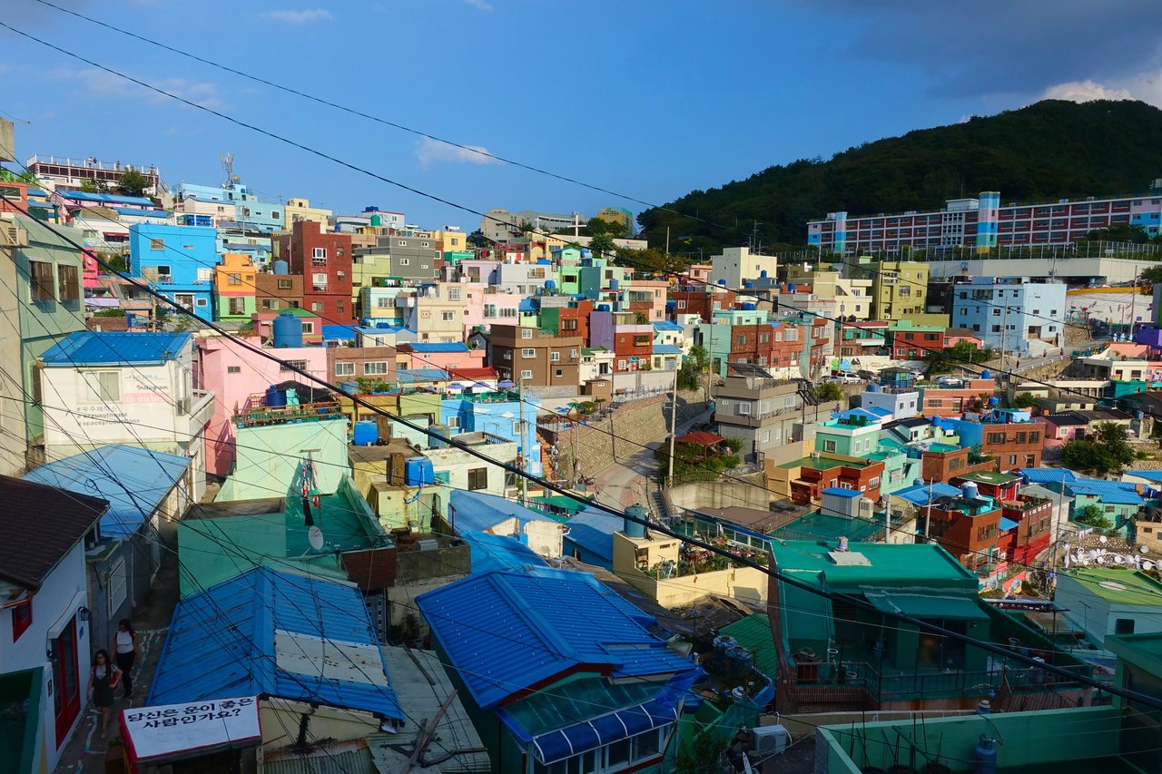 Bunte Häuser in Busan mit Blick auf einen Hügel.