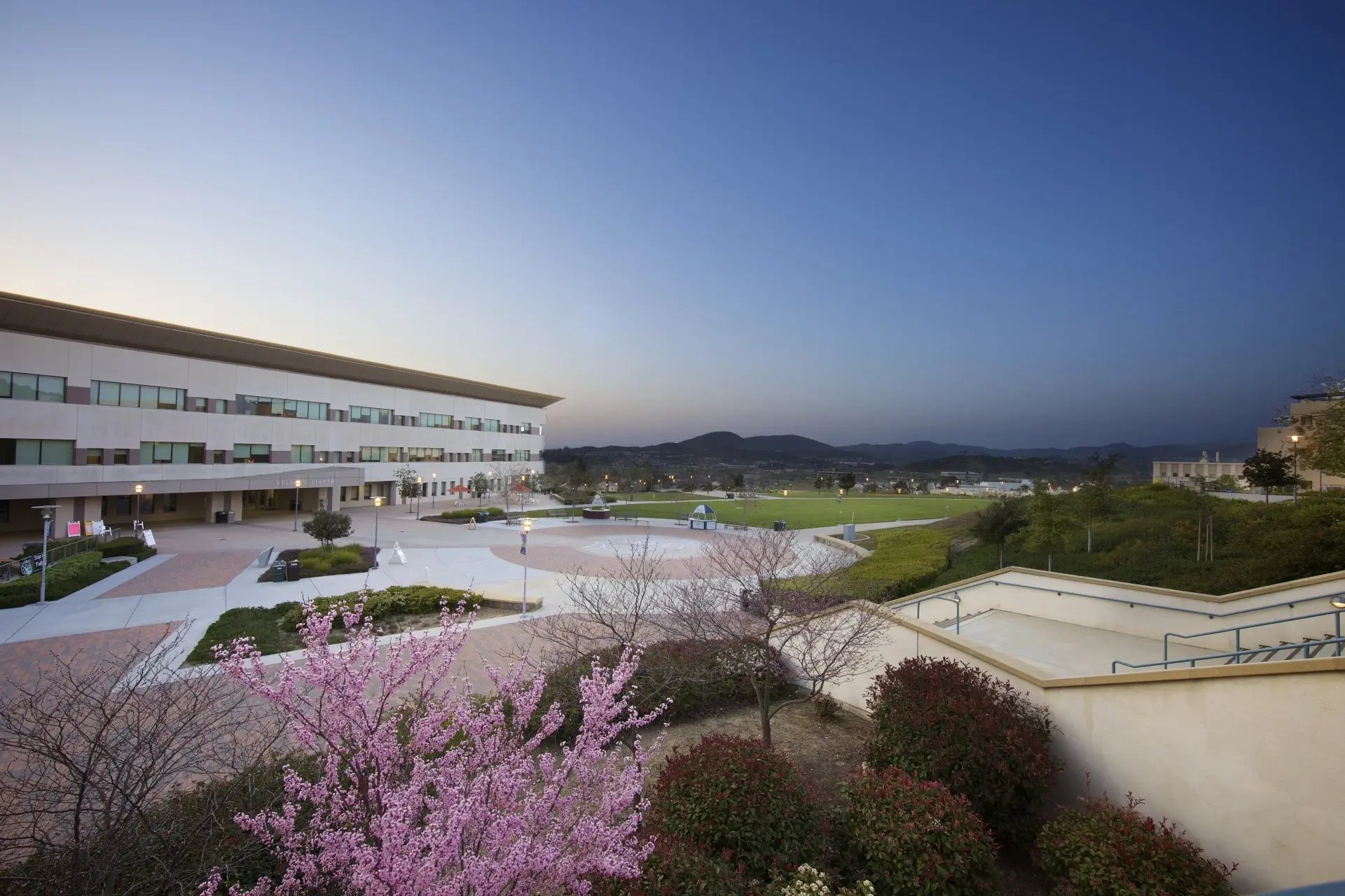 Der Campus der California State University, San Marcos mit Bergen im Hintergrund