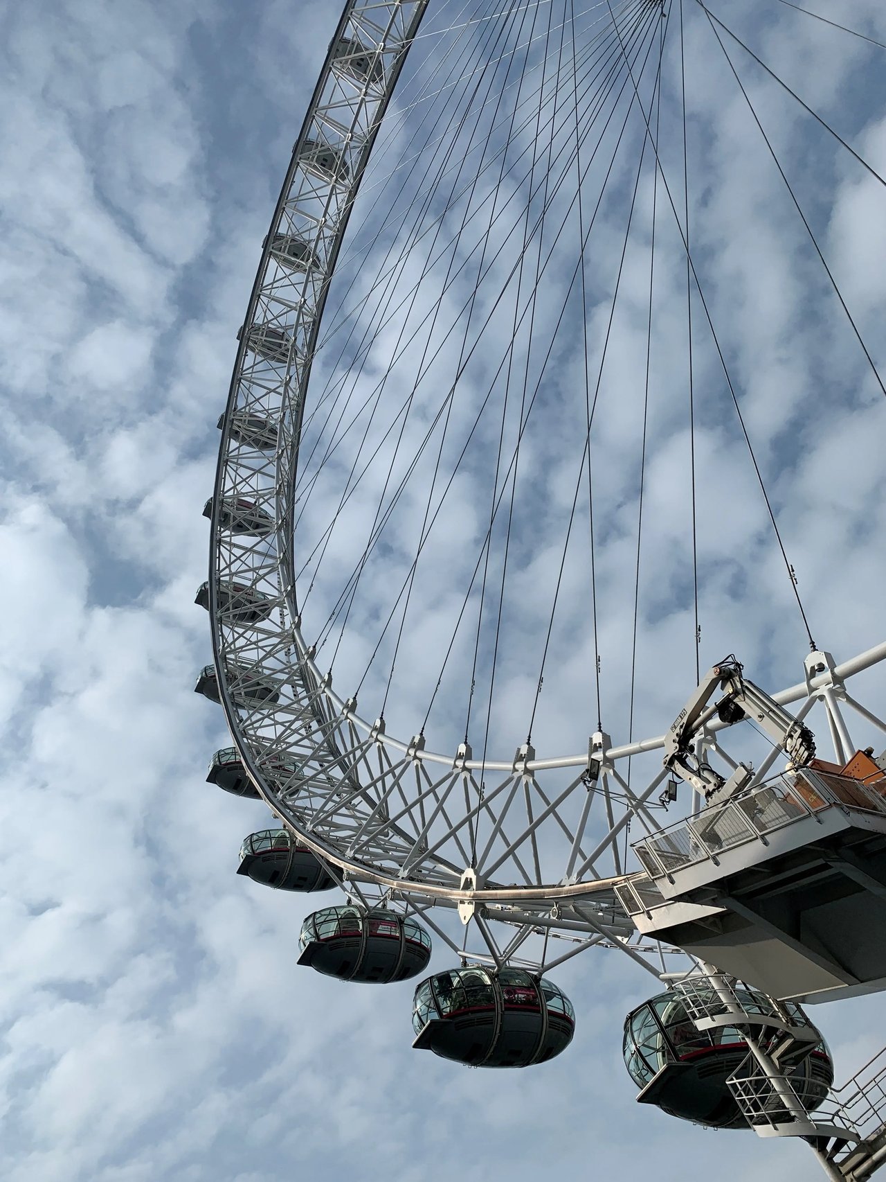 lick auf das London Eye in London, das bekannte Riesenrad Londons.