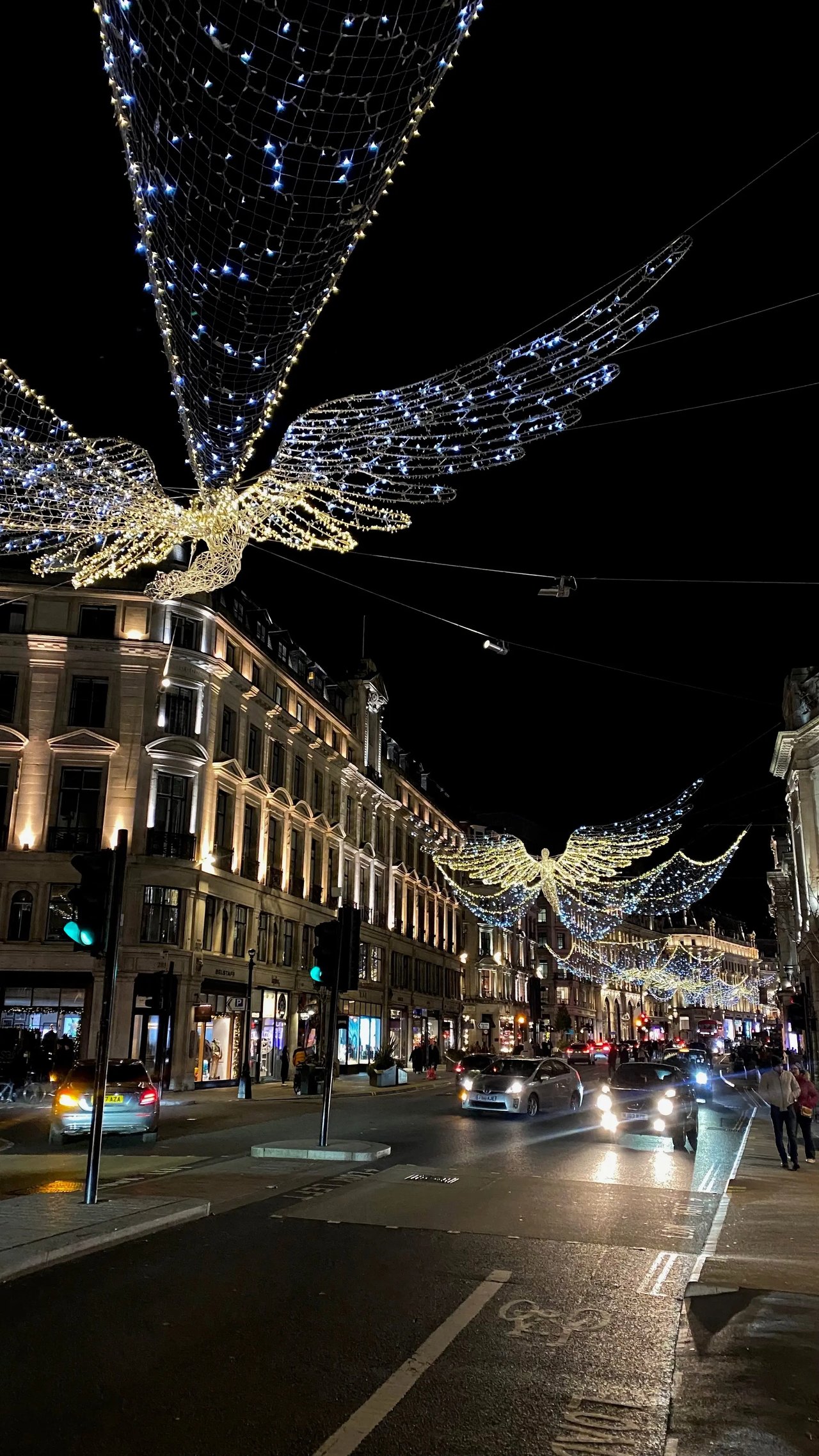 Regent Street in London bei Nacht mit weihnachtlicher Beleuchtung.