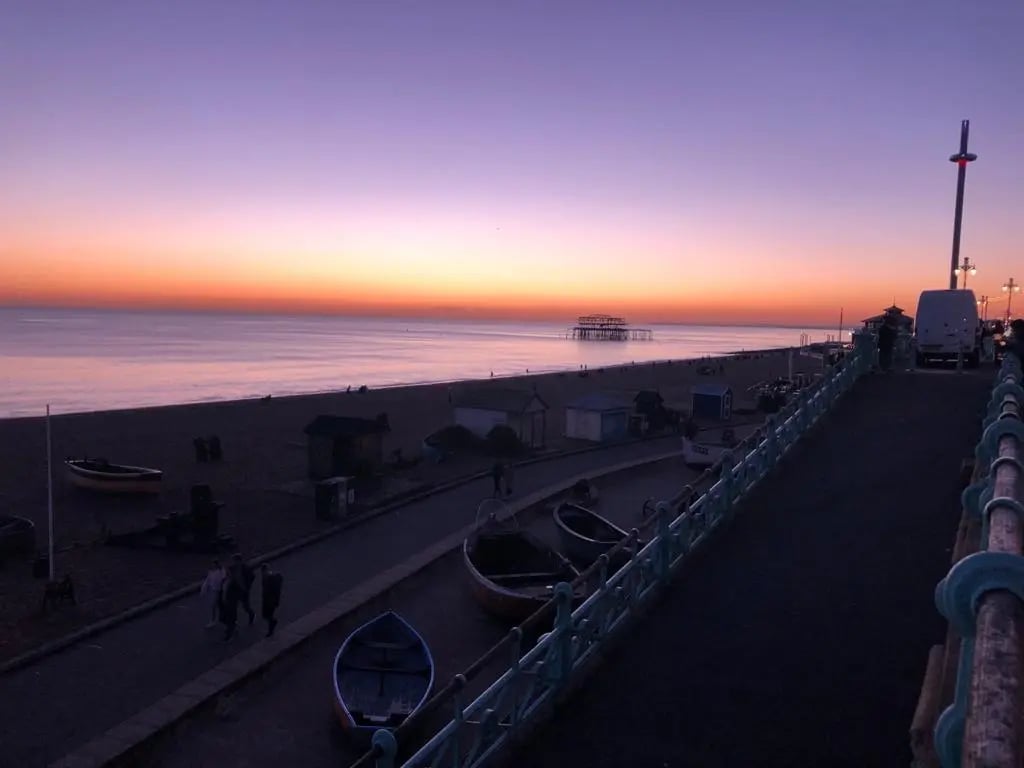 Sonnenuntergang mit Blick auf das Meer am Brighton Pier.