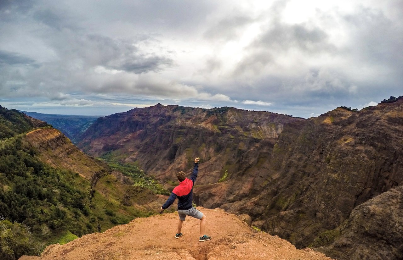 Studierende beim Wandern im Waimea Canyon auf Kauai, Hawaii.