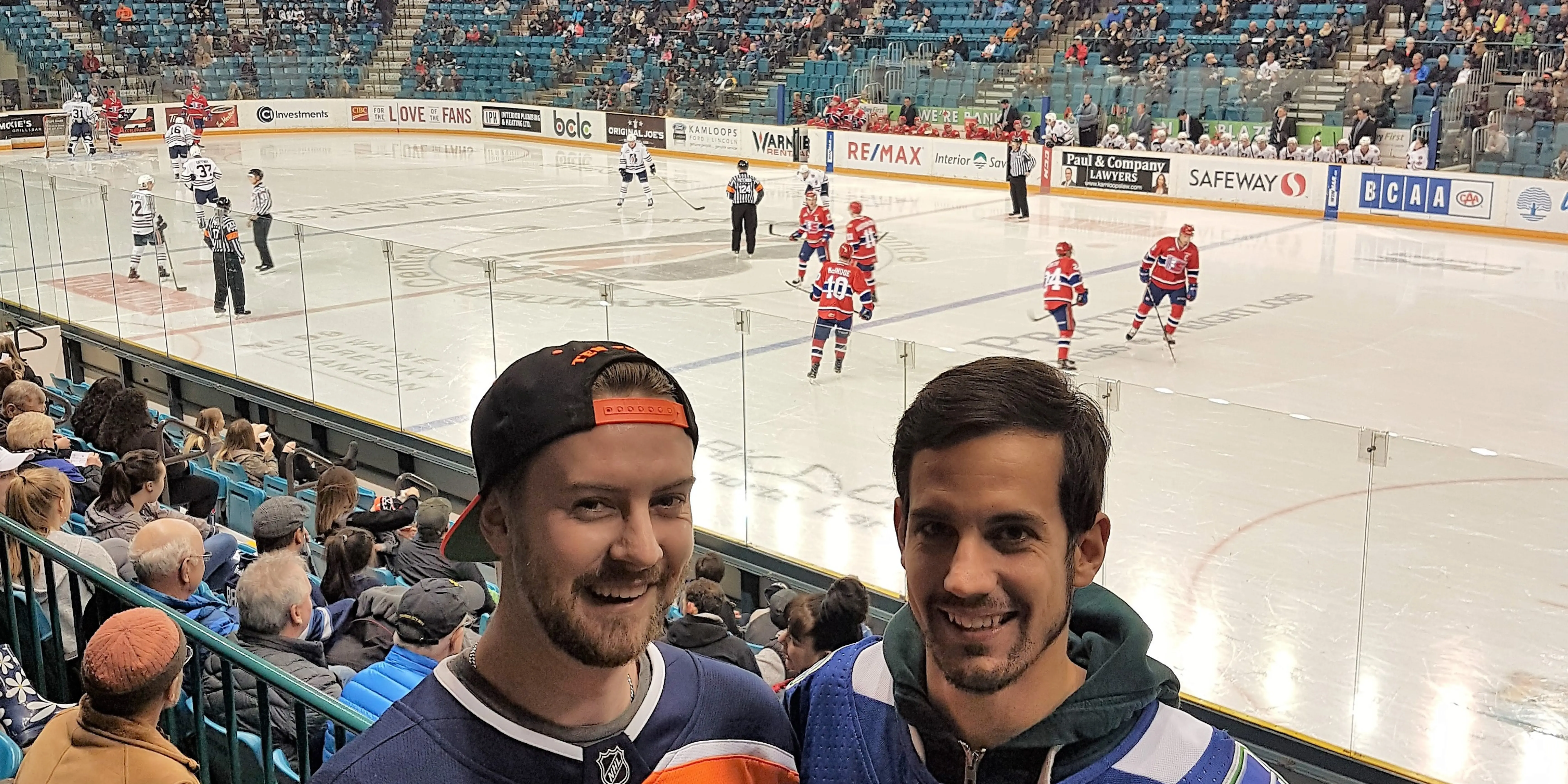 Zwei Studenten der Thompson Rivers University vor einem Eishockeyspiel in Kanada.
