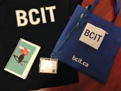 Merchandise-Set des British Columbia Institute of Technology mit T-Shirt, Tasche und Notizbuch.
