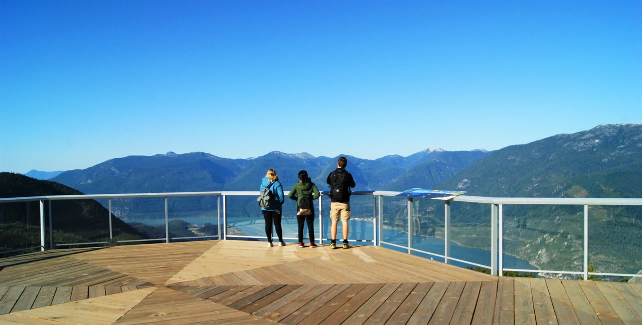 Drei Studierenden der British Columbia Institute of Technology genießen den Panoramablick von einer Aussichtsplattform in Vancouver, Kanada.