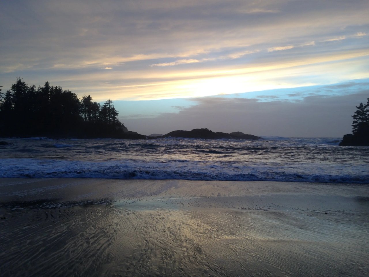 Beeindruckender Sonnenuntergang am Strand von Vancouver, Kanada.