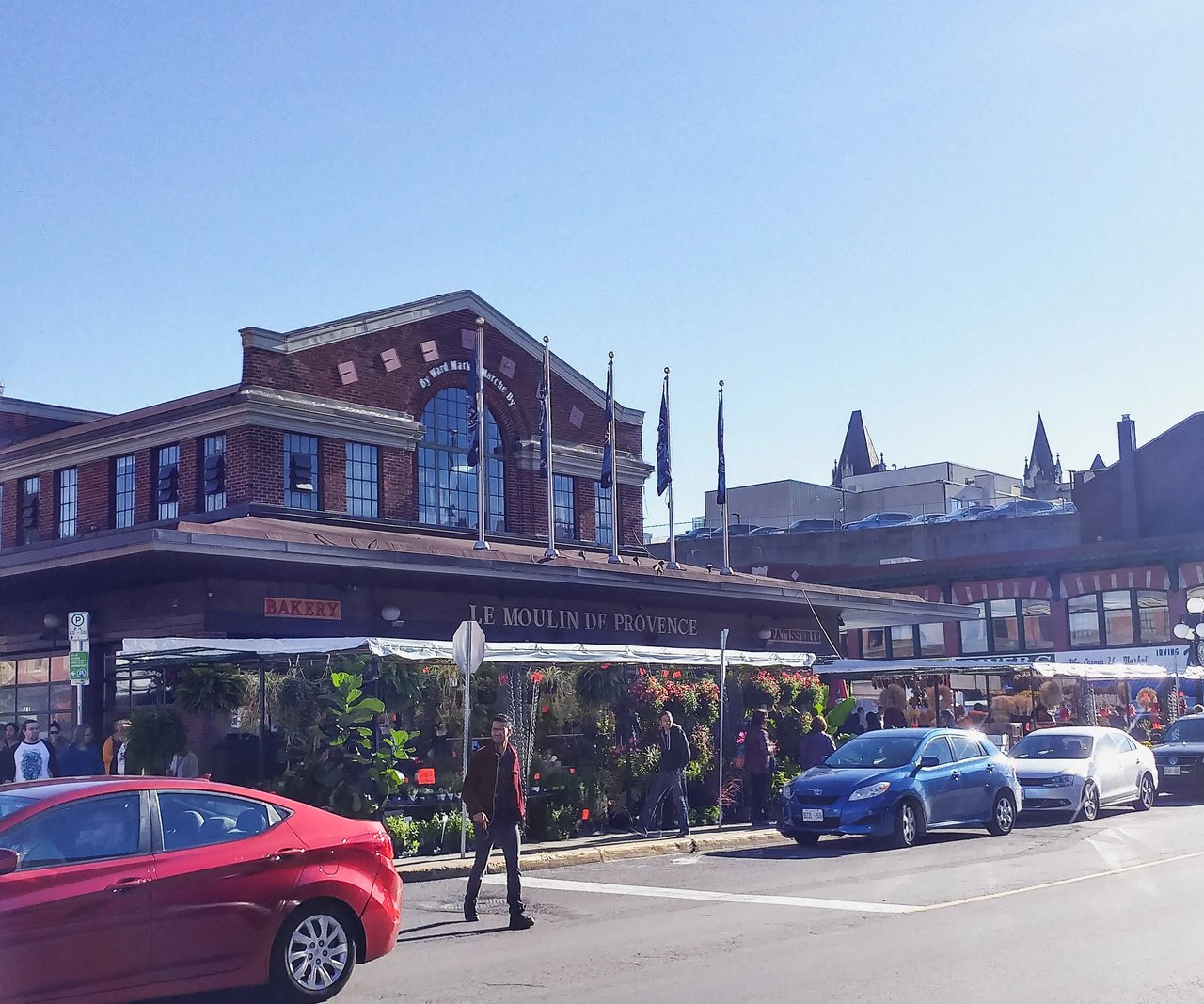 Außenansicht des ByWard Market in Ottawa, einem beliebten Markt mit historischen Gebäuden und Restaurants.