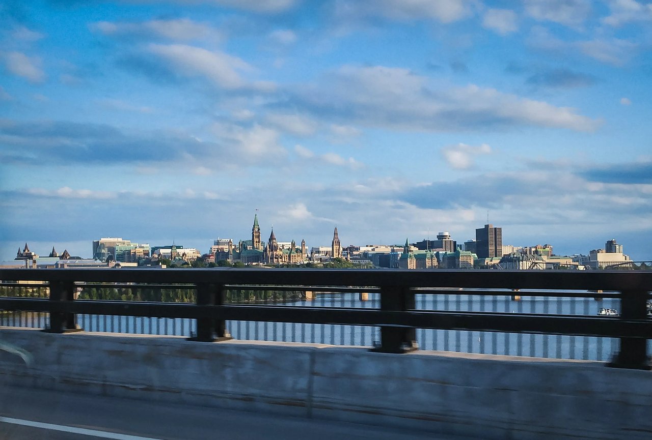 Blick von einer Brücke auf die Parlamentsgebäude und die Innenstadt von Ottawa, Kanada.
