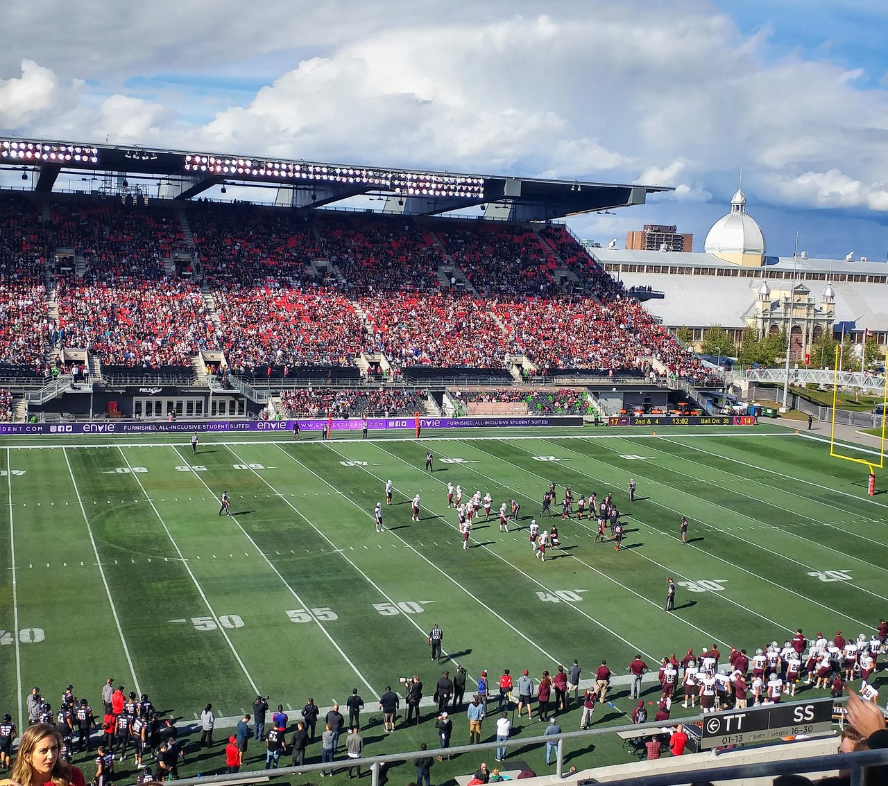 Ein großes Stadion während eines Football-Spiels an der Carleton University in Ottawa, Kanada.