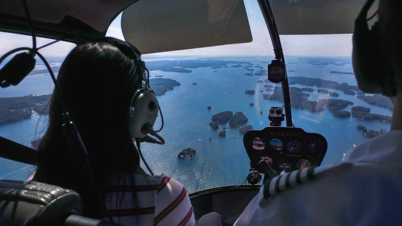 Luftaufnahme der Thousand Islands in Kanada aus einem Helikopter, mit einem Einblick ins Cockpit.