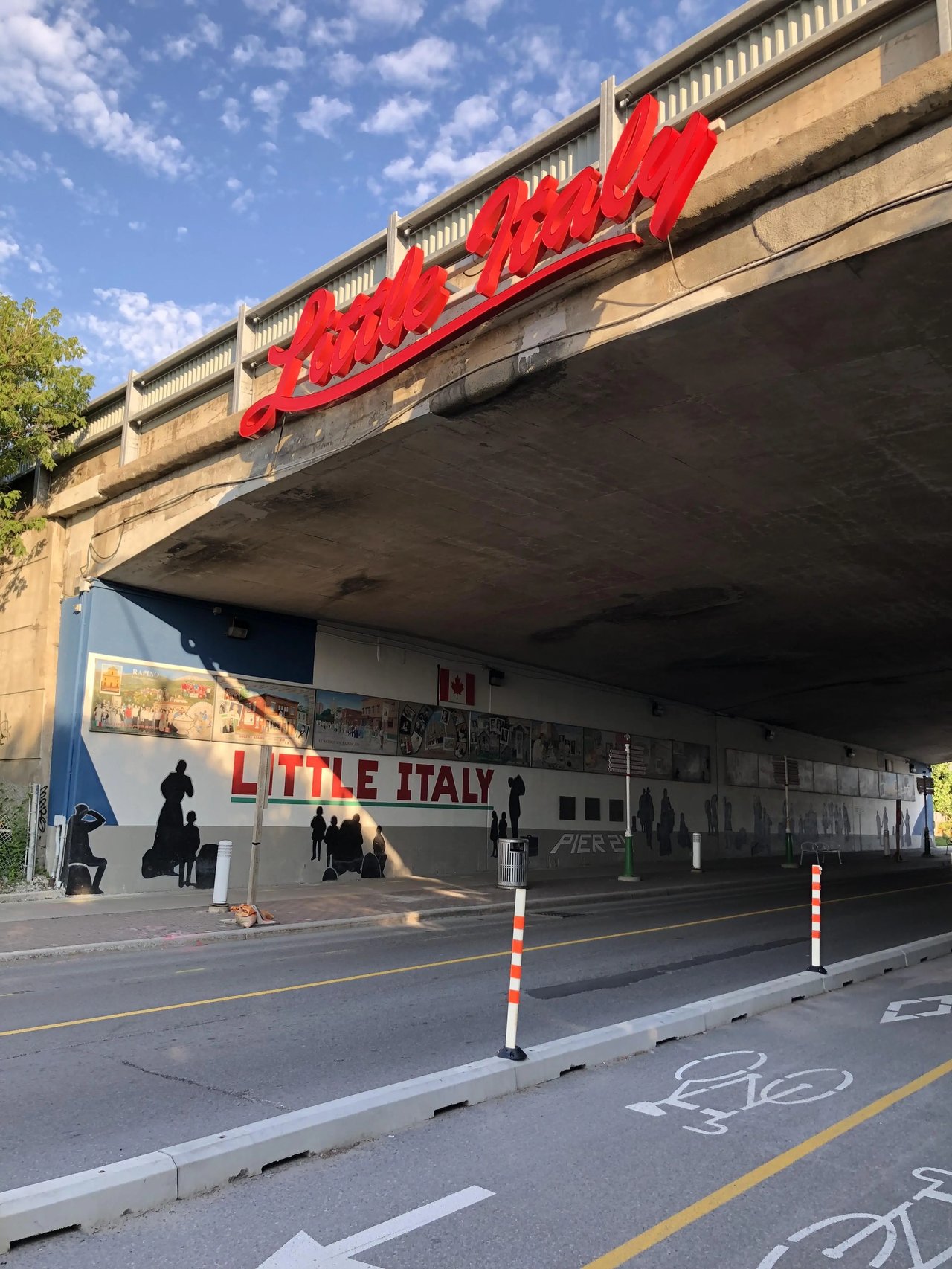 Kunstvolle Graffiti unter einer Brücke in Ottawas Viertel 'Little Italy', lebendige Stadtteile in Kanada.