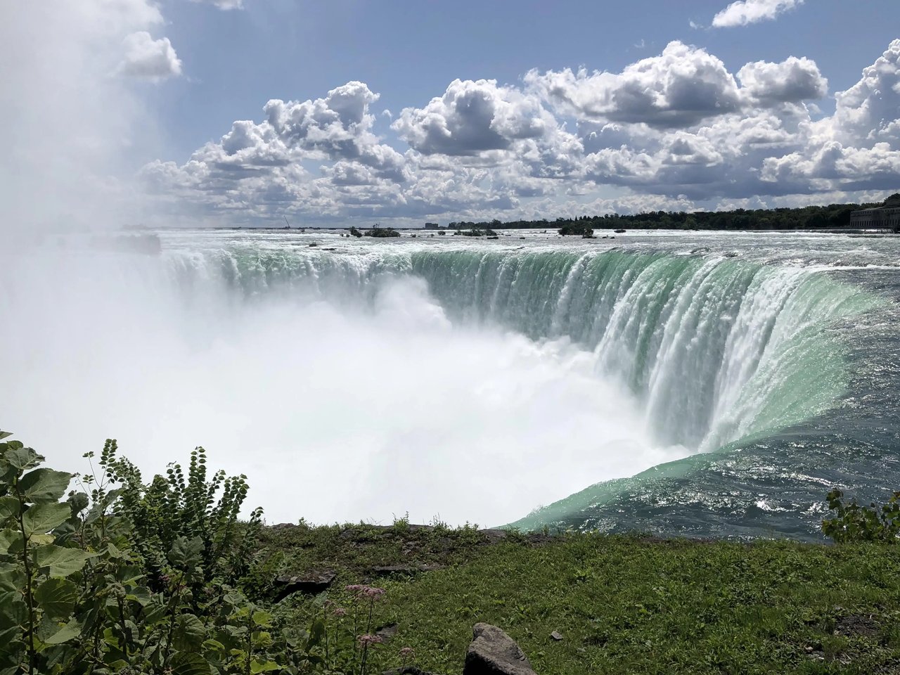 ajestätische Niagara-Wasserfälle mit blauem Himmel, beliebtes Ausflugsziel in der Nähe von Ottawa, Kanada.