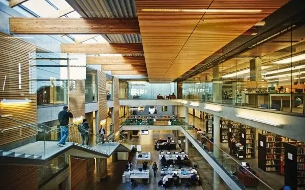 Der Campus der Kwantlen Polytechnic University von innen
