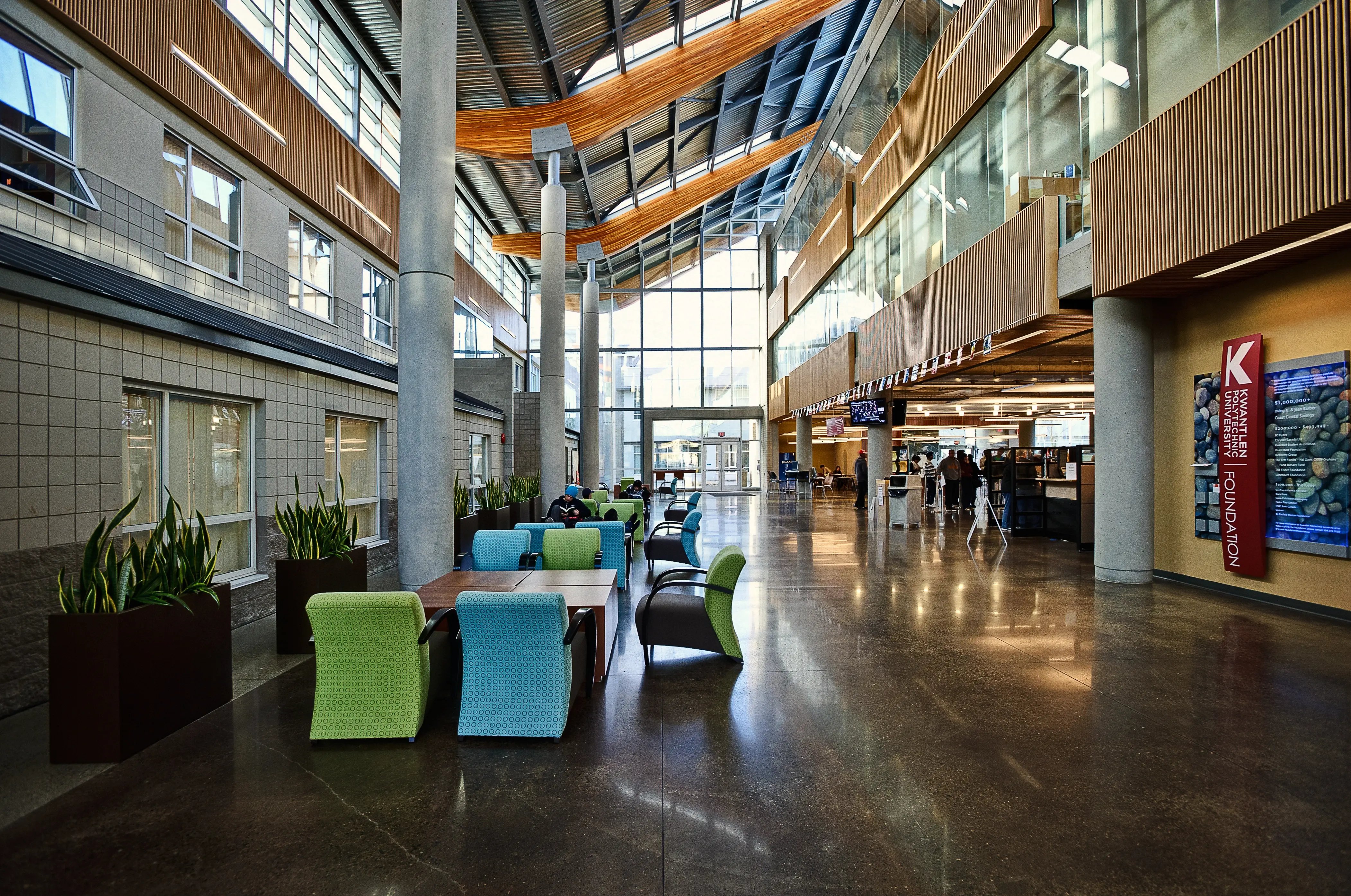 Das Gebäude der Kwantlen Polytechnic University von innen