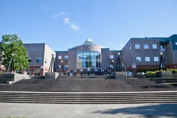 Das Gebäude und die Stufen der Kwantlen Polytechnic University