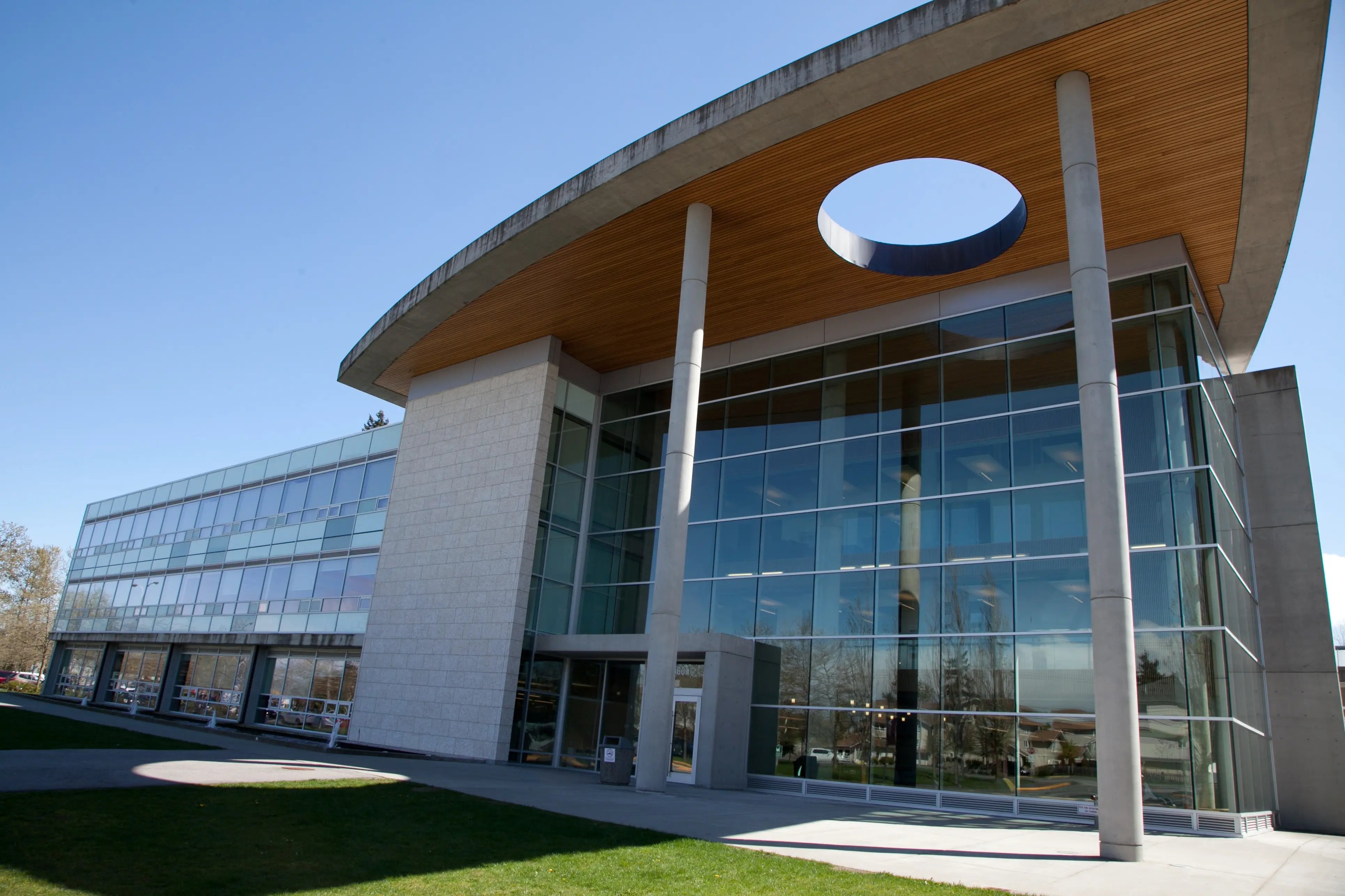 Ein modernes Gebäude der Kwantlen Polytechnic University