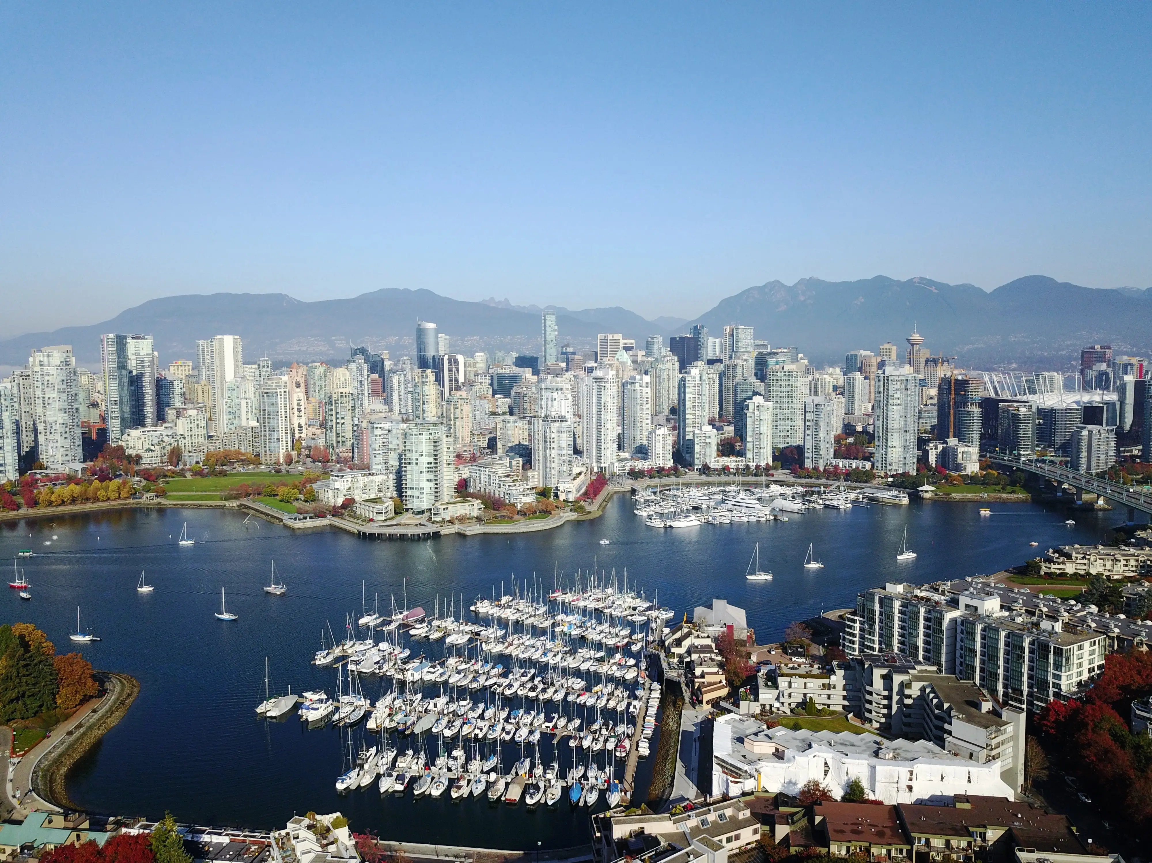 Die Hafenstadt Vancouver, Kanada mit den Bergen im Hintergrund