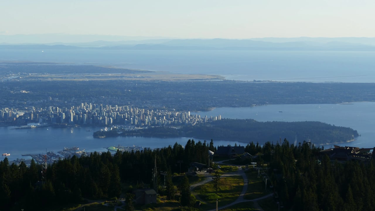 Blick auf die Skyline von Vancouver bei Sonnenuntergang, aufgenommen von einem Aussichtspunkt oberhalb der Stadt.