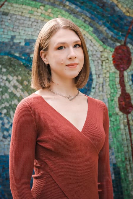 Melanie Göritz, Head of Recruitment & Enrollment bei IEC Online, posiert vor einer Mosaikwand. Melanie Göritz, Head of Recruitment & Enrollment bei IEC Online, posiert vor einer Mosaikwand.