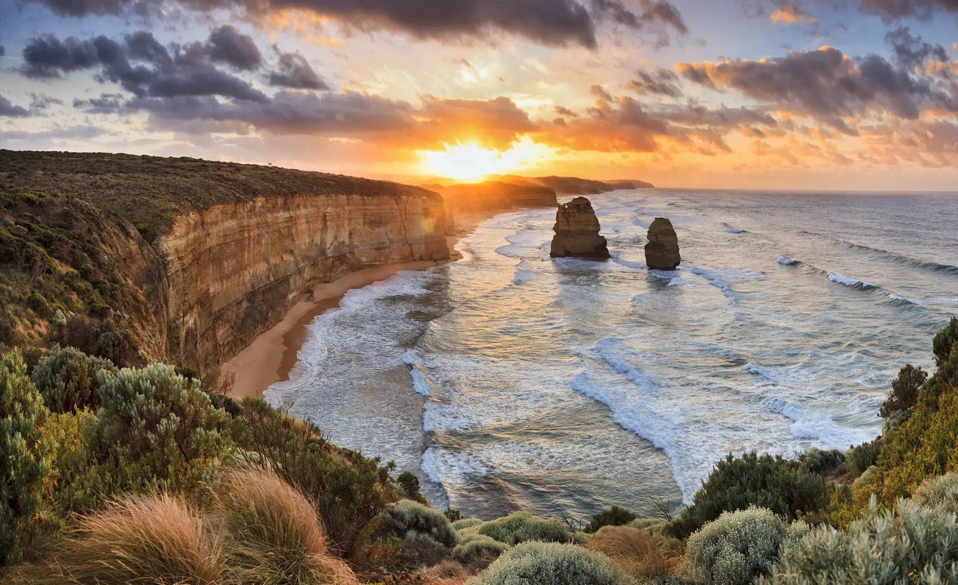 Küstenlandschaft mit Felsenformationen bei Sonnenuntergang in Australien. 