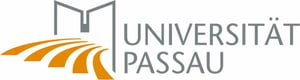 Logo der Universität Passau mit stilisierter Darstellung eines Gebäudes und orangenen Linien, die einen Weg oder Fluss symbolisieren.