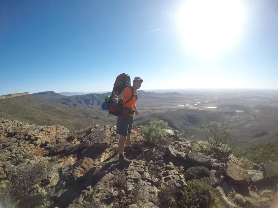 Student der Stellenbosch University auf Wanderung im Gebirge Afrikas.