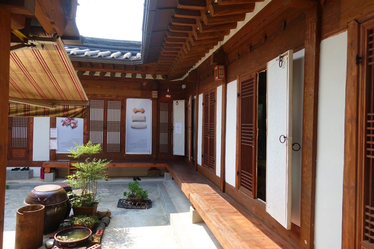 Traditionelles koreanisches Hanok-Gebäude mit Innenhof.