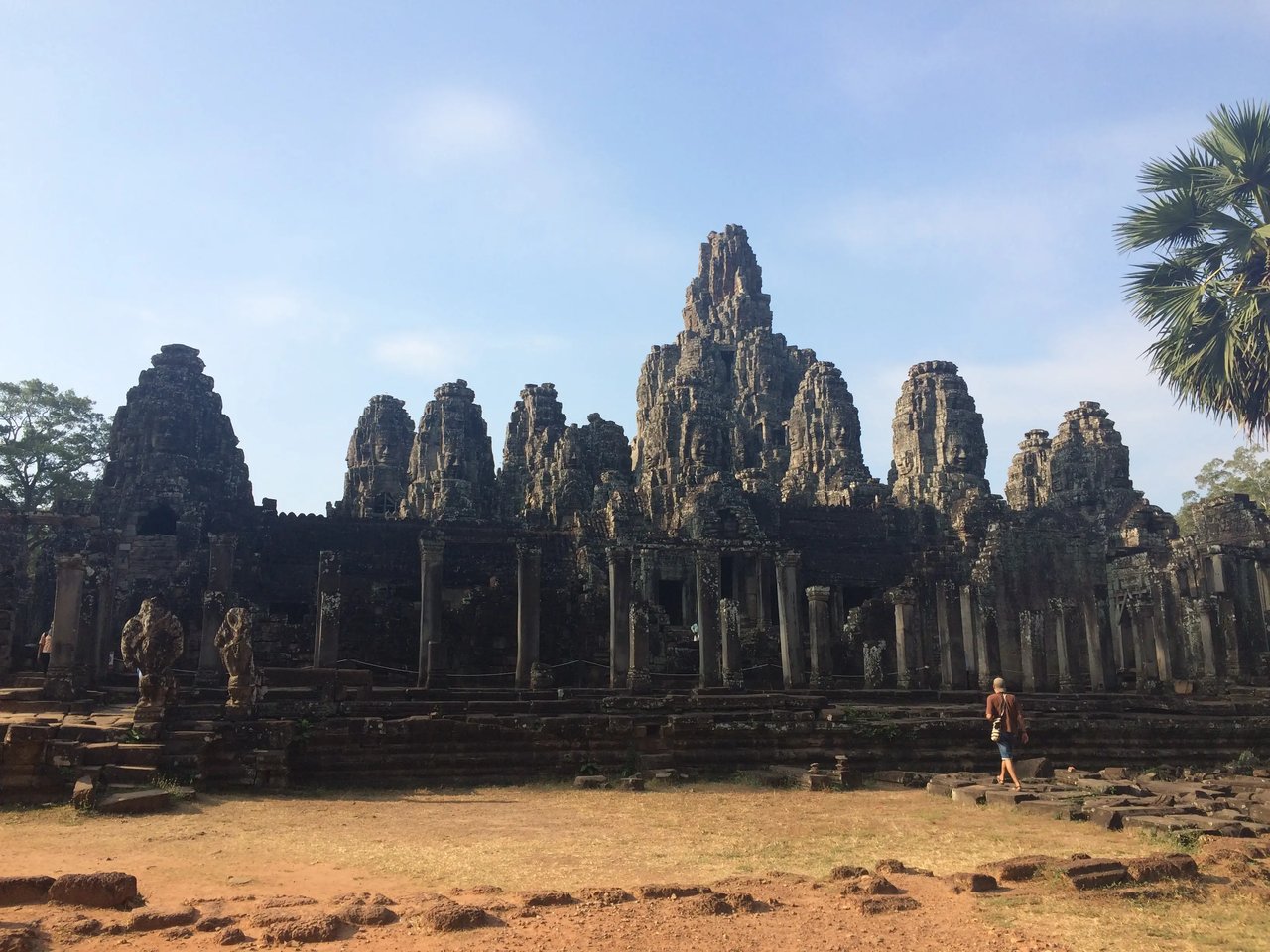 Antike Tempelruinen in Angkor Wat, Kambodscha, umgeben von beeindruckender Architektur und Geschichte.
