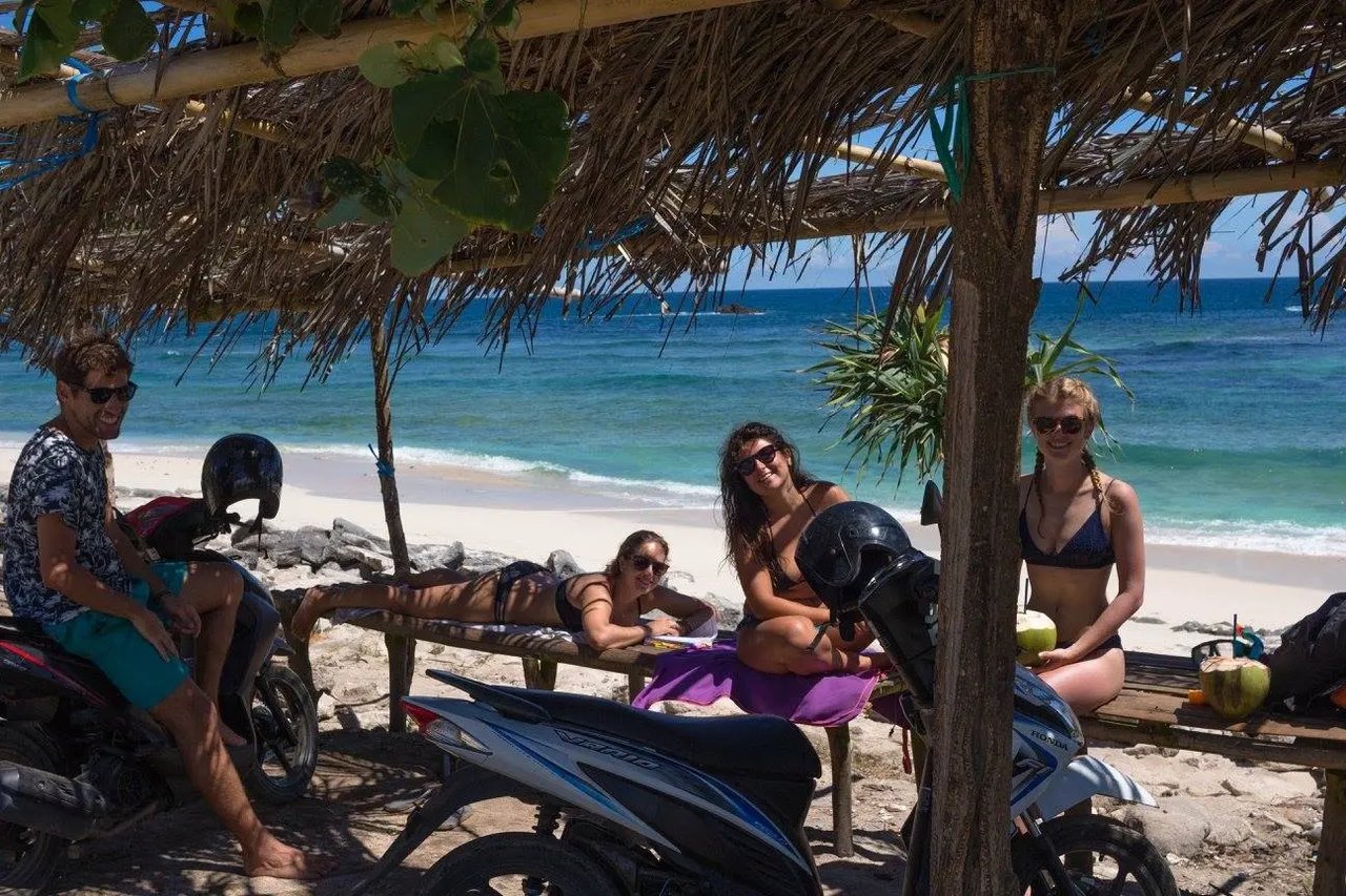 Studierende genießen den Strand und die Natur auf den Gili-Inseln in Indonesien.