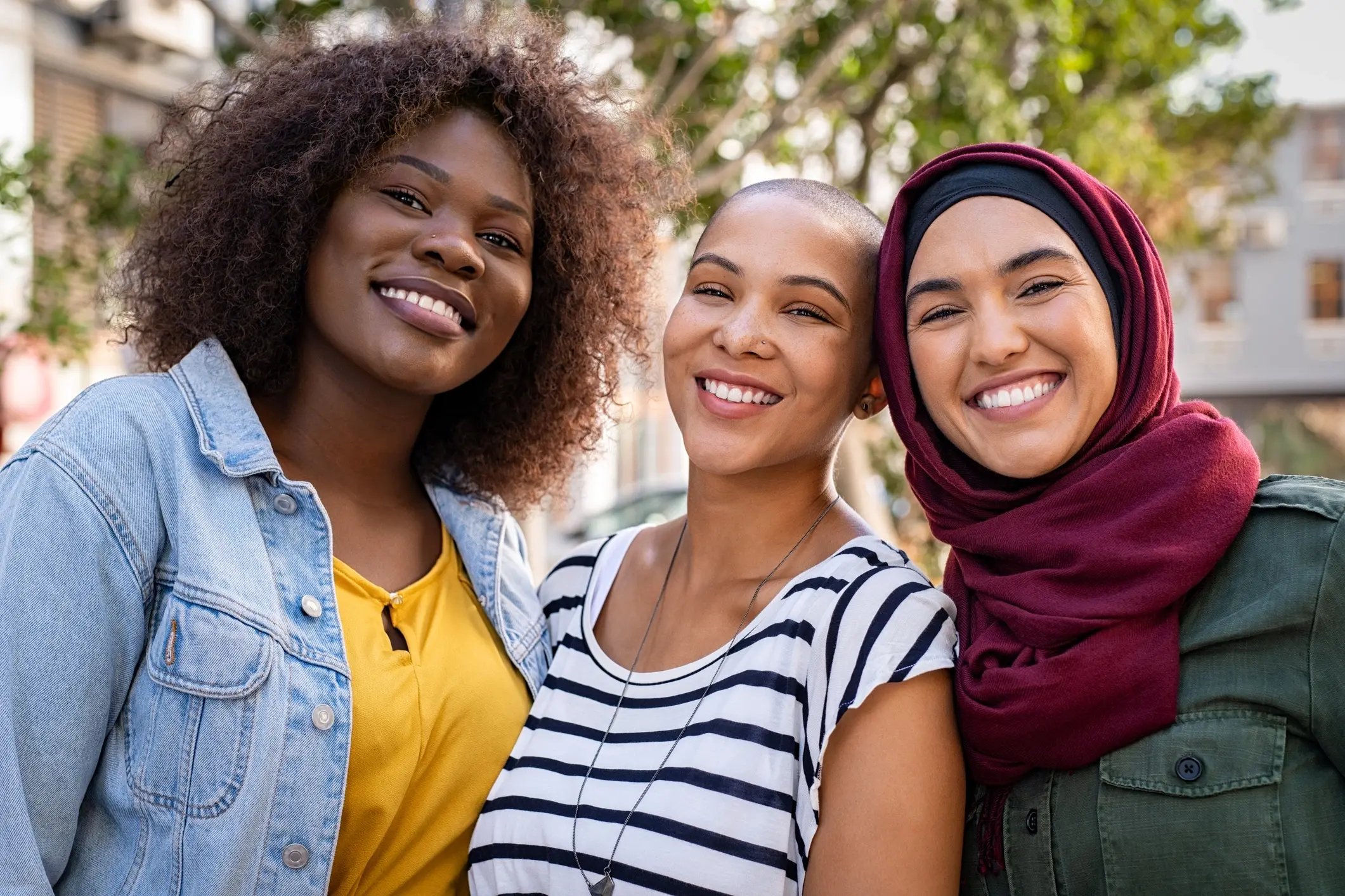 Drei Studierende der Murdoch University Dubai lächeln auf dem Bild