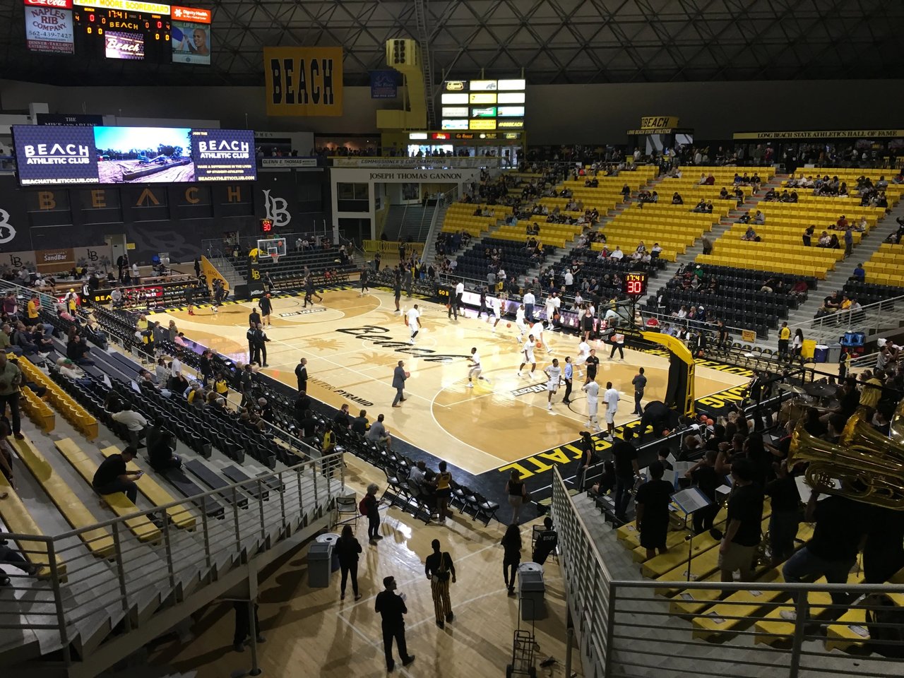 Innenansicht der Walter Pyramid Sportarena an der California State University Long Beach während eines Basketballspiels.