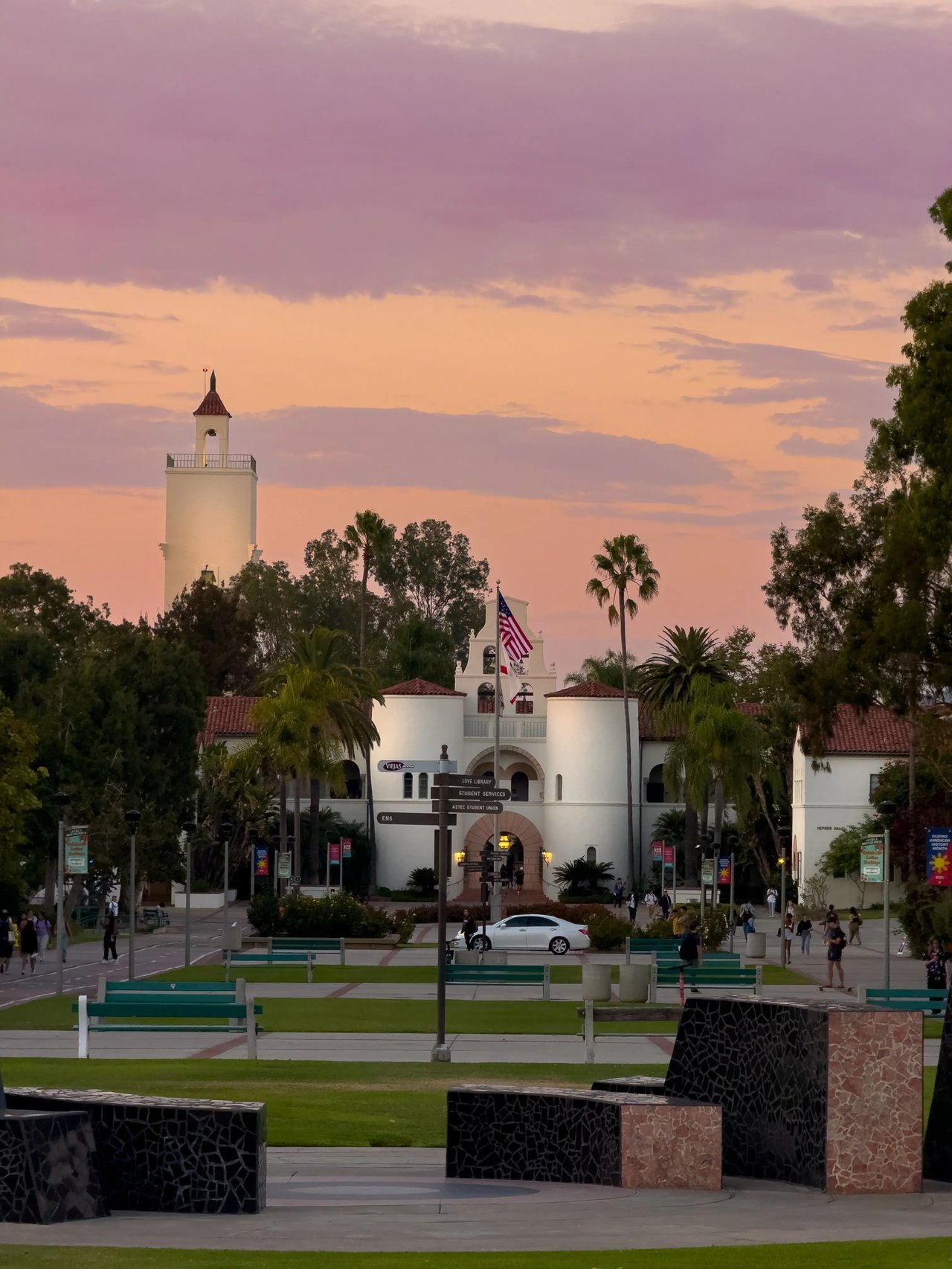 Eingang der San Diego State University vor einem Himmel mit rosa Abenddämmerung.
