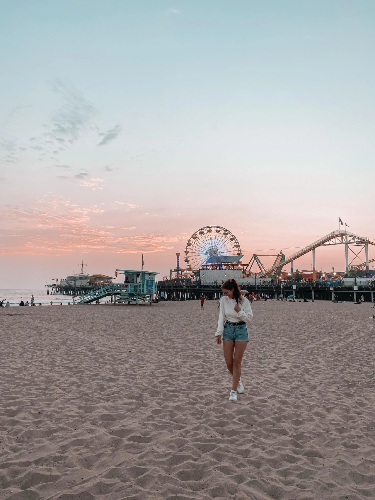 Studentin vor dem Santa Monica Pier während des Sonnenuntergangs.